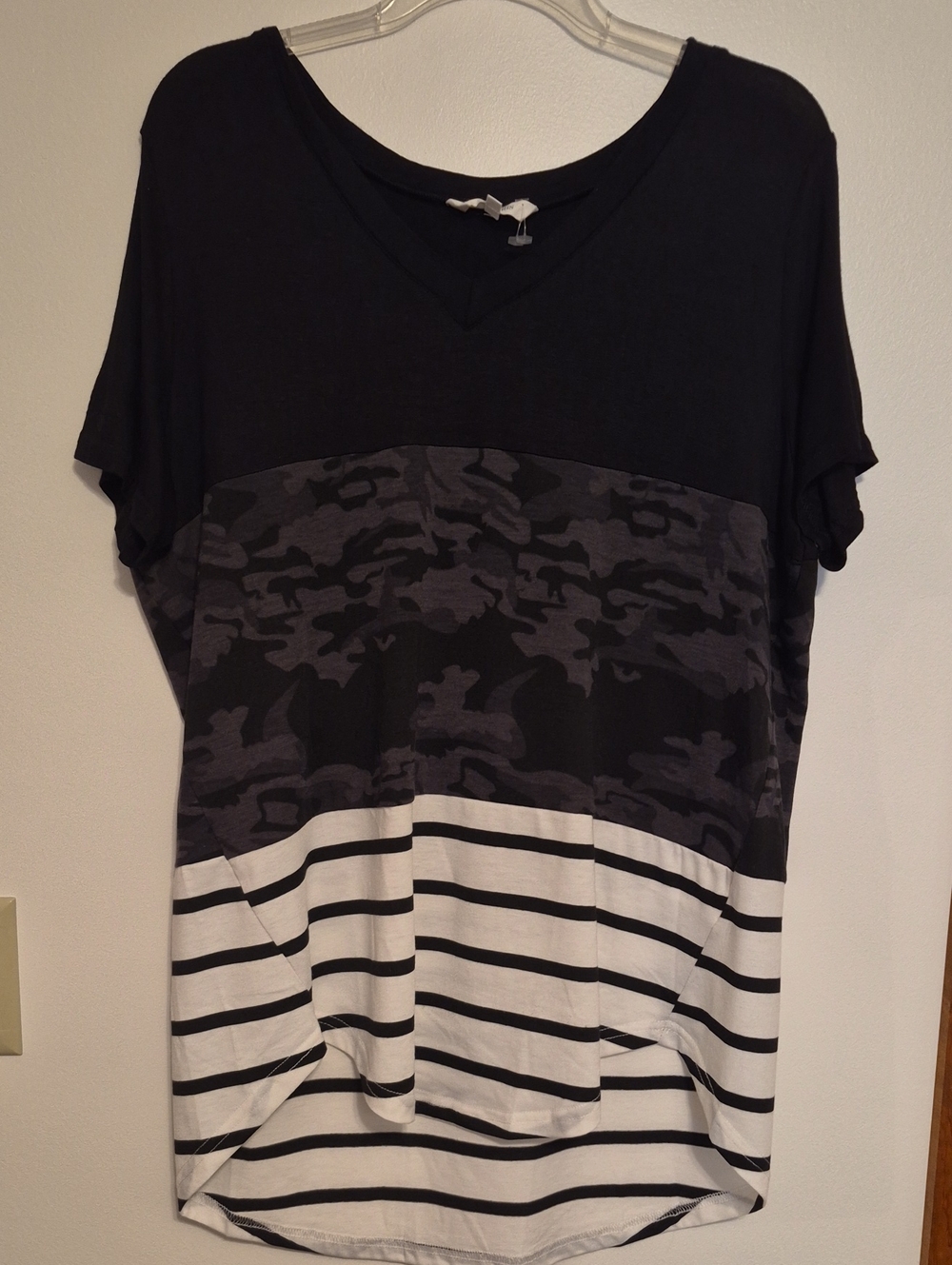 NWOT Amaryllis Women’s Black & Gray Short Sleeve V-Neck Patchwork Top SZ L
